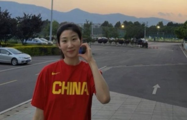 中国女篮拍摄亚洲杯定妆照 14人参与拍摄 李一凡&王馨雨不在其中